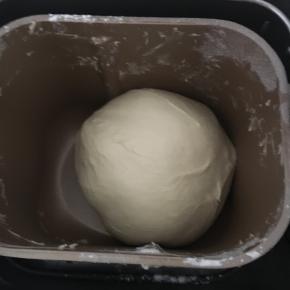 启动面包机和面程序5分种后加入食盐10分钟后再加入软化的黄油，总共25分钟和面。