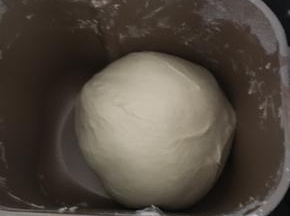 启动面包机和面程序5分种后加入食盐10分钟后再加入软化的黄油，总共25分钟和面。