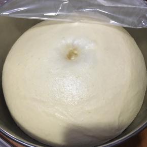 发酵至1.5倍大，戳洞不回缩即可，（随天气变化常温下发酵的时间有所不同，）