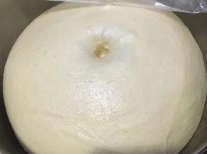 发酵至1.5倍大，戳洞不回缩即可，（随天气变化常温下发酵的时间有所不同，）