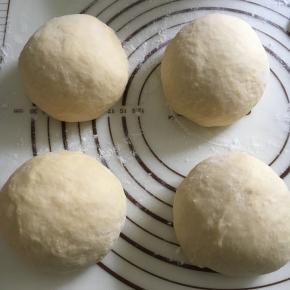 取出排气整形分割均匀四等分，分别放入2个250克的吐司盒内。