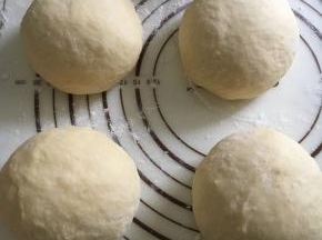 取出排气整形分割均匀四等分，分别放入2个250克的吐司盒内。