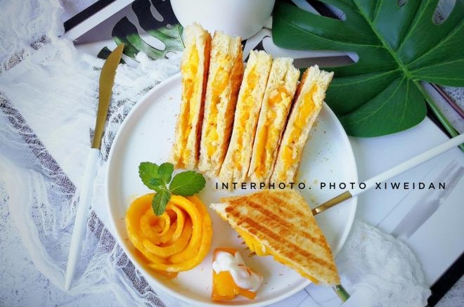 酸奶芒果三明治