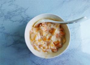 在芒果肉碗中，倒入酸奶混合均匀（酸奶浓稠型）。