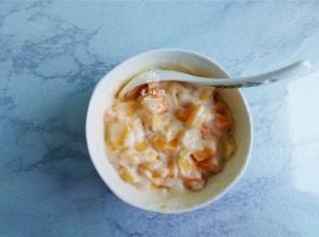 在芒果肉碗中，倒入酸奶混合均匀（酸奶浓稠型）。