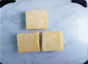 把吐司片的边角都切除，这样做出的三明治更软乎。