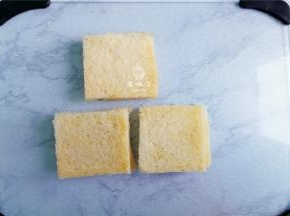 把吐司片的边角都切除，这样做出的三明治更软乎。