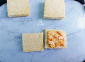 取一片吐司，铺入芒果酸奶馅料，另一片盖上面。