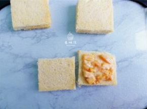 取一片吐司，铺入芒果酸奶馅料，另一片盖上面。