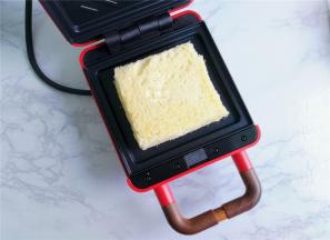 把铺好馅的三明治放入机器中，进行加热3分钟即可。