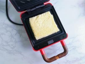 把铺好馅的三明治放入机器中，进行加热3分钟即可。