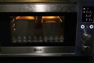 放入烤箱最底层，用网架，上下火150度，55分钟，出炉后趁热倒入网架待凉食用。