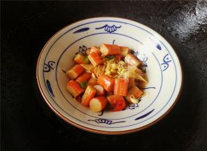 把市售的即食蟹肉棒倒入碗中，锅里倒入少量清水再把碗放入，开大火蒸熟。