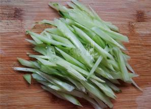 在煮制过程中，我们把黄瓜洗净去皮，切丝备用。