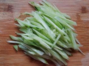 在煮制过程中，我们把黄瓜洗净去皮，切丝备用。