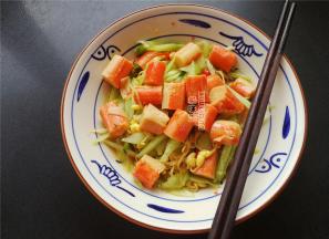 蟹肉棒蒸熟后，把黄瓜丝倒入拌一拌，让其入味。