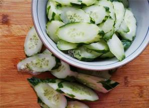 首先把黄瓜洗净去皮，可留下少量皮，这样口感会带点脆，切片放入碗中。