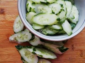 首先把黄瓜洗净去皮，可留下少量皮，这样口感会带点脆，切片放入碗中。