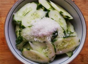 接着撒入点盐，拌匀让黄瓜出点水倒掉，再放入白砂糖混合均匀。