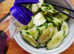 倒入康乐醋继续混合下，这种醋蛮好吃，酸中带甜，符合江浙沪人的口感。