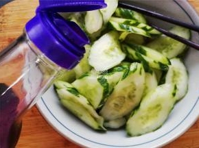 倒入康乐醋继续混合下，这种醋蛮好吃，酸中带甜，符合江浙沪人的口感。