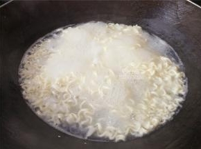 先煮一锅水，沸腾后放入面饼煮软。