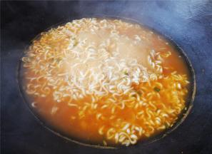 接着撒入调味粉，居然里面脱水蔬菜跟粉混合一起，然后这个粉就是酸辣味。