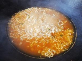 接着撒入调味粉，居然里面脱水蔬菜跟粉混合一起，然后这个粉就是酸辣味。