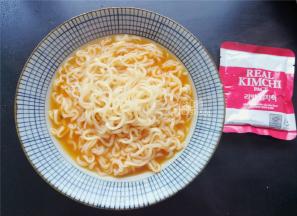 把面盛出来，倒入少量的汤，把辣白菜包打开倒入，吃的时候混合下。