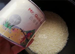 再来煮一锅米饭，梗米和白藜麦洗净装入电饭煲煮熟（白藜麦可不用清洗）。