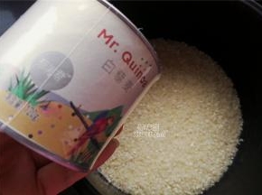 再来煮一锅米饭，梗米和白藜麦洗净装入电饭煲煮熟（白藜麦可不用清洗）。