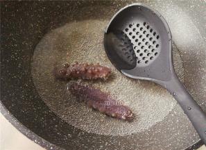 首先把海参解冻，泡入纯净水中洗净下，煮沸一锅水，把海参倒入焯水下。