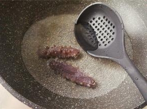 首先把海参解冻，泡入纯净水中洗净下，煮沸一锅水，把海参倒入焯水下。