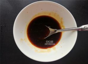 接着调制酱汁，取一个碗倒入鲍汁，生抽，老抽，蒸鱼豉油混合均匀。