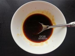 接着调制酱汁，取一个碗倒入鲍汁，生抽，老抽，蒸鱼豉油混合均匀。