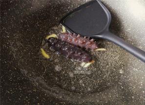 热锅倒入熬制好的葱油，升温后把姜丝爆香，把沥干的海参倒入。