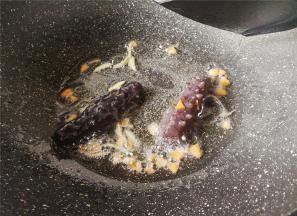 把海参翻炒片刻，把胡萝卜切个简易花备用，边角料跟海参一起煮制。