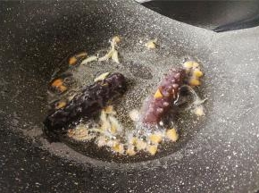 把海参翻炒片刻，把胡萝卜切个简易花备用，边角料跟海参一起煮制。