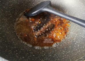 最后把调好的酱汁倒入锅中和海参一起煮制，再加入点清水大火收汁即可。