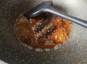 最后把调好的酱汁倒入锅中和海参一起煮制，再加入点清水大火收汁即可。