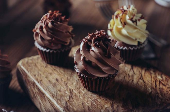 草莓酱心浓情巧克力杯子蛋糕