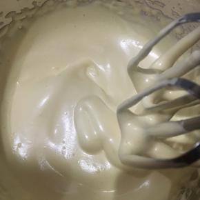 以上配方适用于学厨香槟金色迷你20连不粘蛋糕模具一份用量。
三个全蛋隔热水打至鱼眼泡泡状加入二分之一白砂糖继续打至细泡再加入第二次。
打至能轻松画出纹路且不易消失的状态。