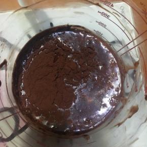 黑巧克力隔热水融化后加入可可粉，色拉油，牛奶拌匀