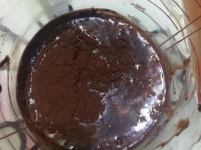 黑巧克力隔热水融化后加入可可粉，色拉油，牛奶拌匀