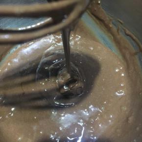 沿着盆边倒入面糊中，翻拌均匀，翻拌过程中会有轻微消泡，不用担心，