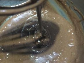 沿着盆边倒入面糊中，翻拌均匀，翻拌过程中会有轻微消泡，不用担心，