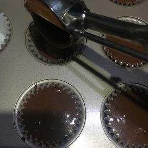 模具垫上同型号的纸杯，倒入蛋糕糊，正好20个，不多不少。