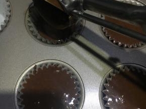 模具垫上同型号的纸杯，倒入蛋糕糊，正好20个，不多不少。