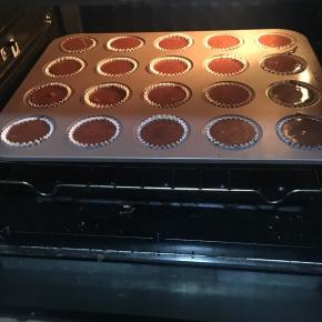 东菱烤箱180度，上下火预热3分钟后放入中下层烘烤25分钟