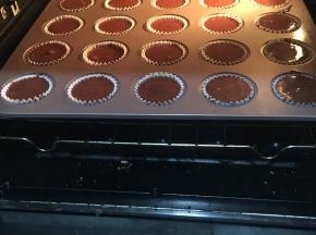 东菱烤箱180度，上下火预热3分钟后放入中下层烘烤25分钟